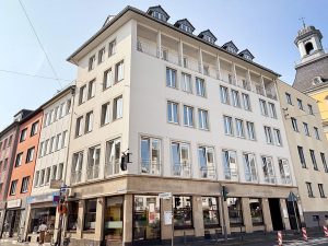 Eckgebäude in einer urbanen deutschen Straße