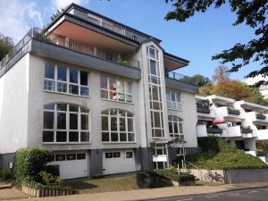 Mehrstöckiges Bürogebäude mit großen Fenstern