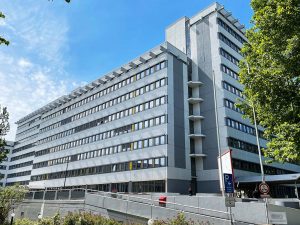 Modernes, großes Bürogebäude