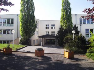 Bürogebäude mit Grünfläche