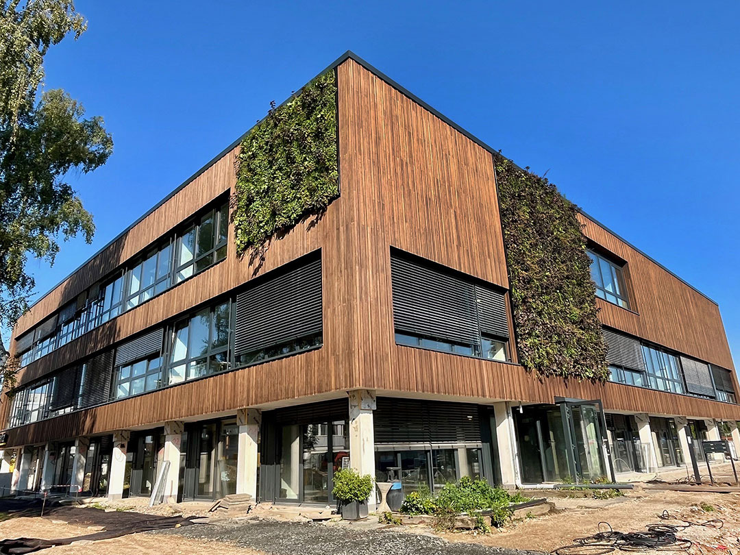 Modernes Gebäude mit Holzfassade