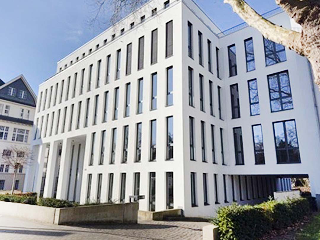 Weißes Bürogebäude mit vielen Fenstern