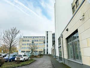 Bürofläche mit großem Parkplatz